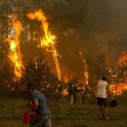 Un grupo de vecinos trabaja en el incendio en la zona de Zamanes, cerca de Vigo.-EFE / SALVADOR SAS