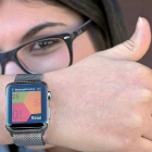 Leticia Novoa, alumna de la Universidad Pontificia de Salamanca, muestra la aplicación creada para los relojes de la NASA.-Enrique Carrascal