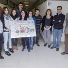 El equipo de investigación sujetando un esquema del proyecto.-Santi Otero