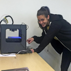 La ingeniera vallisoletana Irene Villafañe muestra una de las impresoras 3D que construyen de forma personalizada.-EL MUNDO