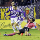 Guzmán intenta salvar el marcaje de Aitor Sanz.-J.M. Lostau