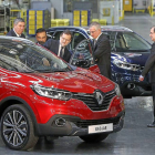 Mariano Rajoy se monta en el kadjar ante Carlos Ghosn, José Antonio López y Juan Vicente Herrera-J. M. LOSTAU