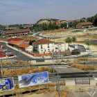 El antiguo paso a nivel conocido como Los Tres Pasos corta con una valla el camino de la Miranda.-BRÁGIMO
