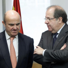 El presidente de la Junta de Castilla y León, Juan Vicente Herrera, junto al ministro de Economía en funciones, Luis de Guindos-ICAL