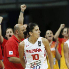 Marta Xargay (delante) celebra una canasta vitoreada por sus compañeras.-Foto: EFE / TOLGA BOZOGLU