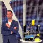 Jesús Fernández, director general de León 3D, junto a un modelo de impresoras.-E.M.