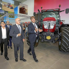 Jesús Julio Carnero y Simeone Morra ayer, durante su visita a las nuevas instalaciones de AgriArgo Ibérica.-EL MUNDO