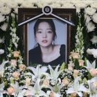 Los fans de Goo Hara han improvisado un altar con fotos y flores en el hospital de Seúl, en recuerdo de la estrella K-Pop.-DONG-A ILBO