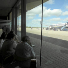 Los pasajeros contemplan un avión en el aeropuerto de Villanubla.-El Mundo