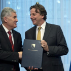 Covic (izquierda) entrega la propuesta a Koenders, en Bruselas, este lunes.-AP / VIRGINIA MAYO