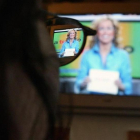 Imagen de un telespectador 'maduro' viendo un programa de televisión en su hogar.-JOSÉ RAMÓN LADRA