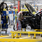 Trabajadores en la cadena de montaje de Renault.- ICAL