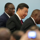 El presidente de China, Xi Jinping, entre los presidente de Sudáfrica, Cyril Ramaphosa, y del Senegal, Macky Sall, durante la cumbre China-África celebrada en Pekín el pasado 4 de septiembre.-LINTAO ZHANG (REUTERS)
