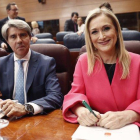 Ángel Garrido y Cristina Cifuentes, en un pleno de la Asamblea de Madrid.-MARISCAL (EFE)