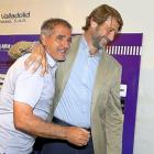 Paco Herrera y Carlos Suárez abandonan abrazados la sala de prensa tras su comparecencia.-J. M. LOSTAU