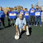 Demetrio Nieto posa con un balón sobre el césped con varios jugadores de diferentes generaciones que han pasado por el club de Pajarillos durante su presidencia.-J. M. LOSTAU