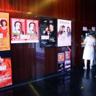 Un grupo de mujeres adquiere entradas para espectáculos en el Teatro José Zorrilla-ICAL
