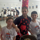 Dos futuros cocineros posan junto a Ofa, uno de los monitores.-El Mundo