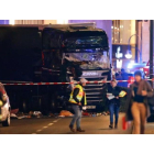 Policía en el mercado navideño de Berlín.-REUTERS