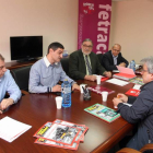 El candidato de Izquierda Unida a la Presidencia de la Junta, José Sarrión, acompañado de José María González, se reúne con miembros de la Junta Directiva de la Federación de Transporte de Mercancías por Carretera de Castilla y León-Ical