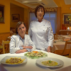 Las hermanas Josefina y Araceli, en el comedor del restaurante familiar de Salas de los Infantes, con algunos platos representativos de la casa.-ARGICOMUNICACIÓN