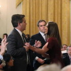 Trabajadores de la Casa Blanca intentan quitar el micrófono al periodista de la CNN.-REUTERS