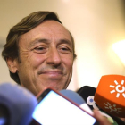 El portavoz parlamentario del PP, Rafael Hernando, hace declaraciones a los medios.-EFE/Zipi