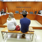 Lino Rodríguez y su mujer, en la vista oral celebrada ayer en la sala del Juzgado de lo Penal 4.-J.M. LOSTAU