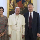 El papa Francisco posa junto a Paloma García Ovejero y Greg Burke.-AP
