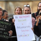 Manifestantes ’antibrexit’ claman contra la suspensión del Parlamento a las puertas del Tribunal Supremo británico, este miércoles.-ANDY RAIN (EFE)