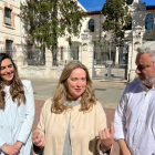 La candidata del PP al Ayuntamiento de Burgos, Cristina Ayala, acompañada de los números cinco y nueve de su candidatura, Andrea Ballesteros y Carlos Niño.- ICAL