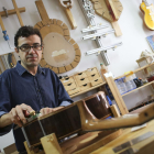Rafael Fuentes trabaja en su taller de Valladolid en la fabricación de una guitarra.-MIGUEL ÁNGEL SANTOS