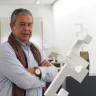 Miguel Hernández Casado junto a una de las obras expuestas en Zorrilla.-E.M.