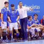 David Pisonero da instrucciones en el banquillo a Roberto Pérez y Rubén Río en un partido de esta campaña.-J. M. LOSTAU