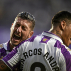 Escudero celebra de forma vehemente el gol, de Cédric al Cartagena, apoyado en Marcos André. IÑAKI SOLA / REAL VALLADOLID