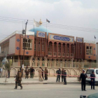 Policías afganos ante la mezquita chií atacada en Kabul.-OMAR SOBHANI / REUTERS