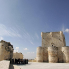 Un grupo de visitantes en el Castillo de Íscar, que recibirá inversiones para mejorar su cubierta e instalar un muro.-ICAL