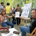 María Barrio enseña el dibujo que le ha hecho el pintor Julio Sendino en Recoletos.-J. M. LOSTAU