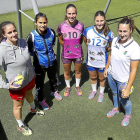 Ana Viloria, Lulu, María O’ Mullony, Nieto y Nekane posan con las equipaciones 2017-2018.-J.M. LOSTAU