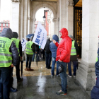 Los policías, concentrados en la puerta del Ayuntamiento.-ICAL