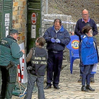 Guardias civiles y cuerpos de rescate minutos después del trágico suceso en la plaza de Las Catedrales de Ribadeo (Lugo).-EPL