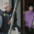 Los padres de Asunta, Alfonso Basterra y Rosario Porto, tras el registro de sus respectivos domicilios, en septiembre del 2013.-EFE