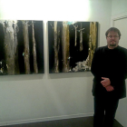 Fernando Palacios posa junto a varias de sus obras en la Galería Orfila; a la derecha, detalle de una de las obras.-El Mundo