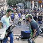 Un momento de la actuación de Octubre Polar en la plaza de Fuente Dorada de la capital vallisoletana.-J. M. LOSTAU