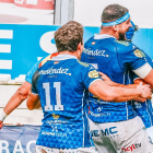 Jugadores del Entrepinares celebran un ensayo.