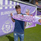Markel Etxeberria posa con la bufanda del Real Valladolid ante el cartel promocional de la campaña de abonos.-PABLO REQUEJO