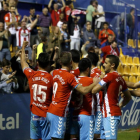 Los jugadores del Lugo celebran con sus seguidores el gol de la victoria en Alcorcón.-LALIGA