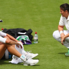Garbiñe Muguruza charla con Conchita Martínez durante un entrenamiento en el All England Club antes del inicio de Wimbledon 2017-GETTY / CLIVE BRUNSKILL