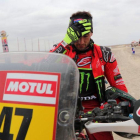 Kevin Benavides, en un control de tiempos, durante la octava etapa del Dakar.-EFE
