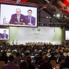 Vista general del plenario durante la presentación del primer borrador de acuerdo de la cumbre del clima de París-EFE / IAN LANGSDON